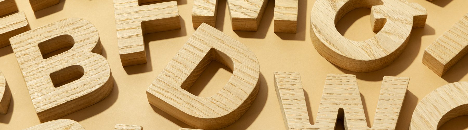 disposizione-di-lettere-in-legno-ad-alto-angolo3